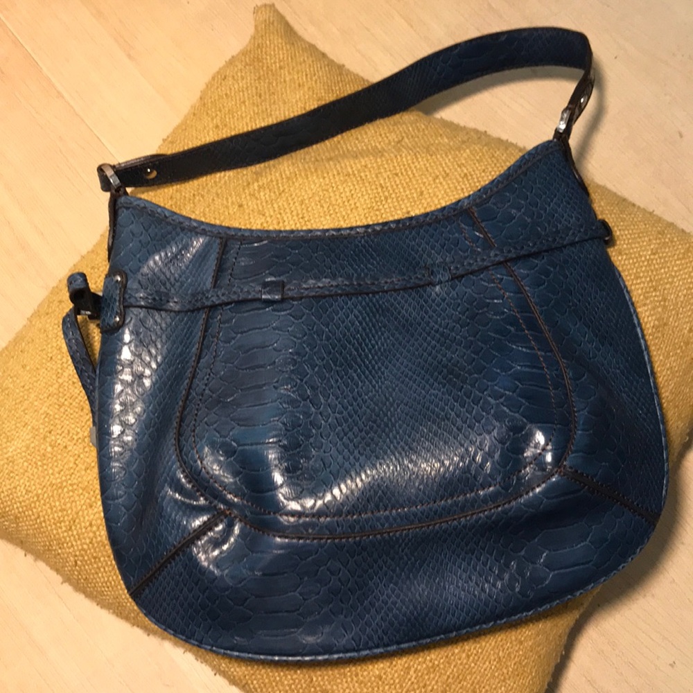 ⬇️ Liz Claiborne blue snakeskin patterned purse